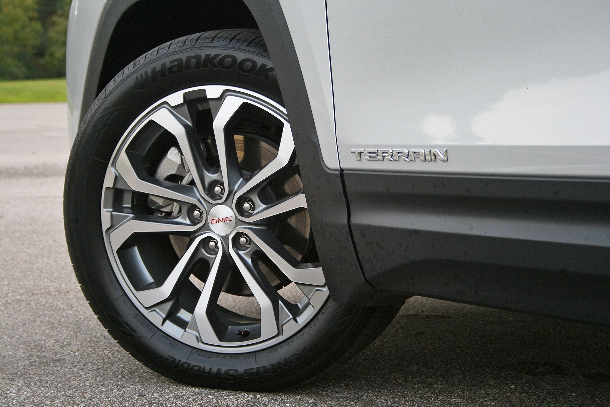 Detailed 19-inch wheels