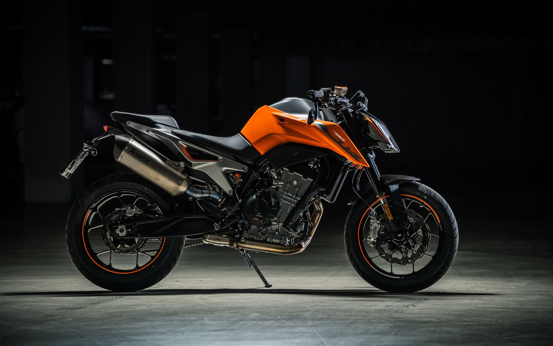  Bar-end mirrors and Akrapovic exhaust units with carbon-fiber ends are optional.