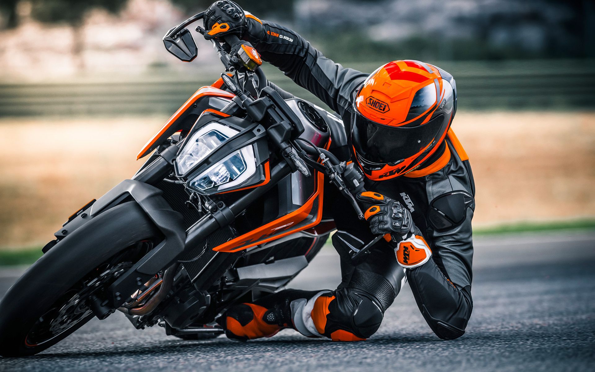  This Duke borrows many gizmos from its eldest sibling, the Super Duke R