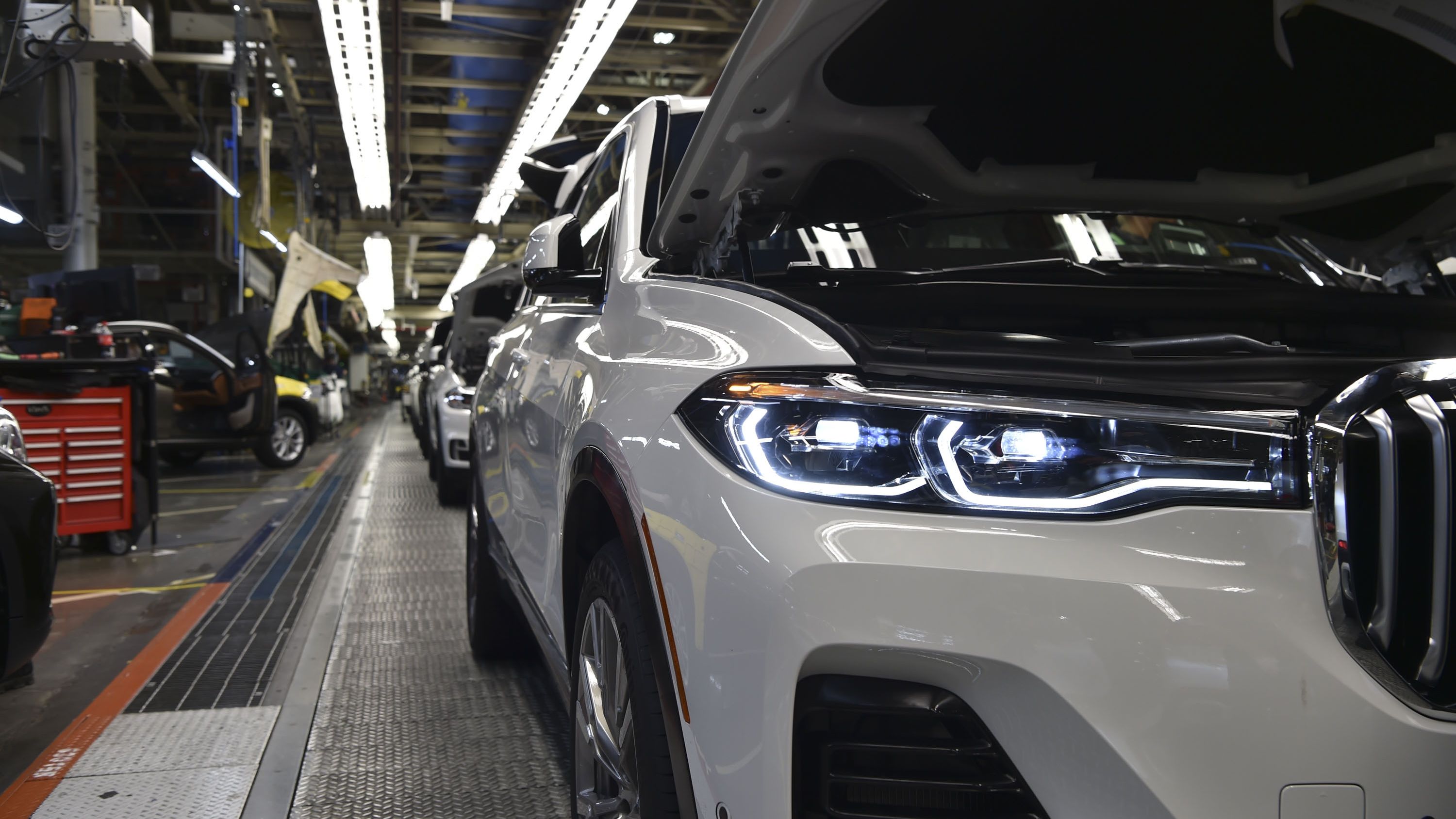 2017 BMW X7 Goes into Production, First Teasers Released