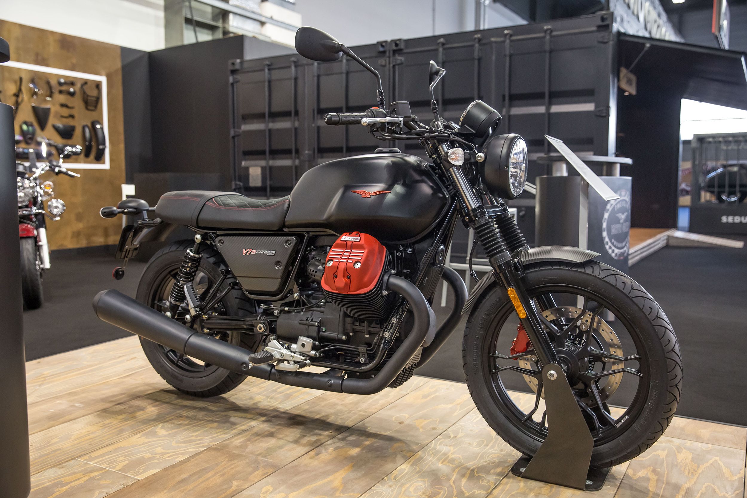 2018 Moto Guzzi V7 III Carbon Dark 