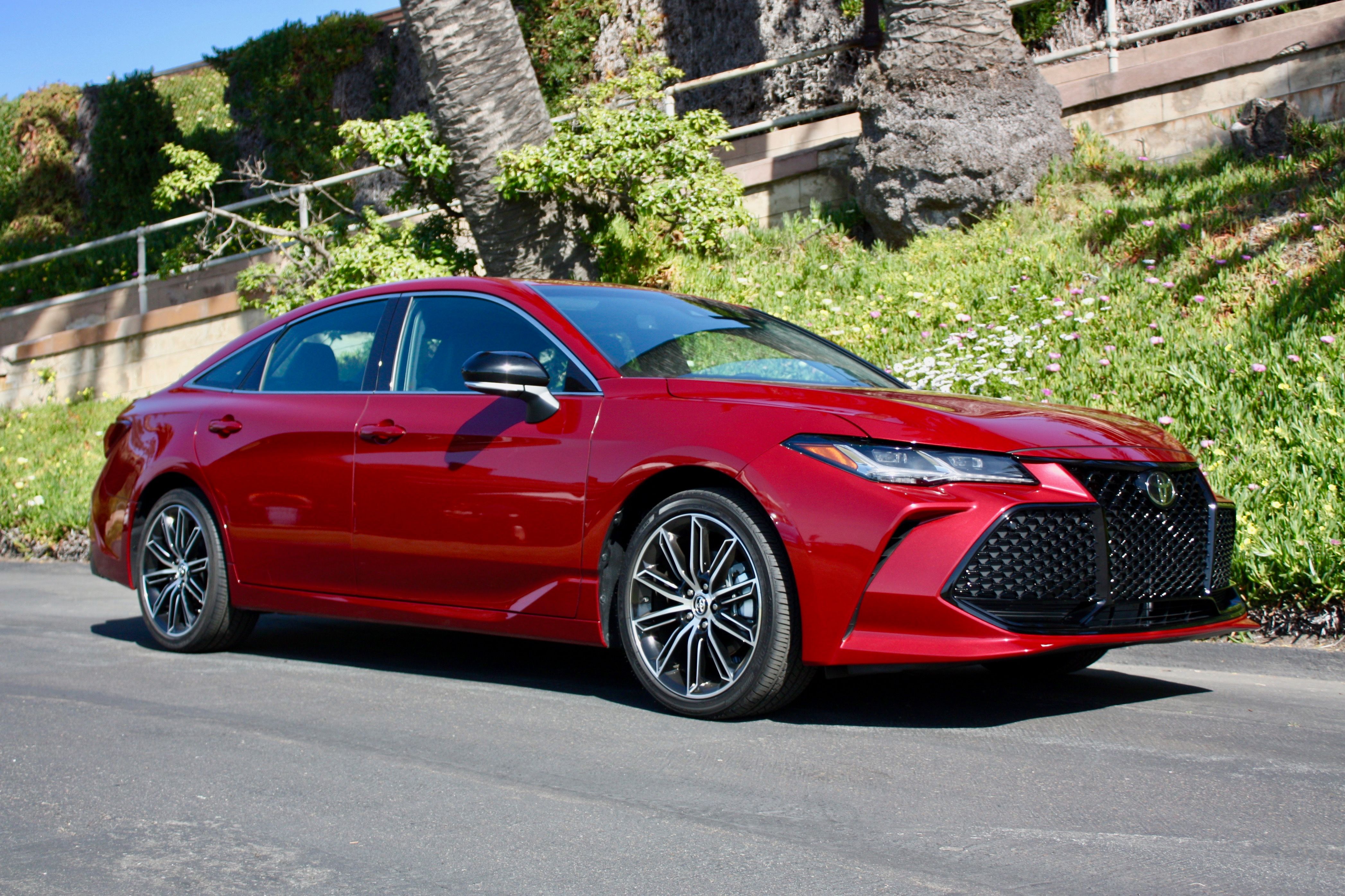 2018 Test Drive: The 2019 Toyota Avalon Hybrid Has Some Surprising Punch