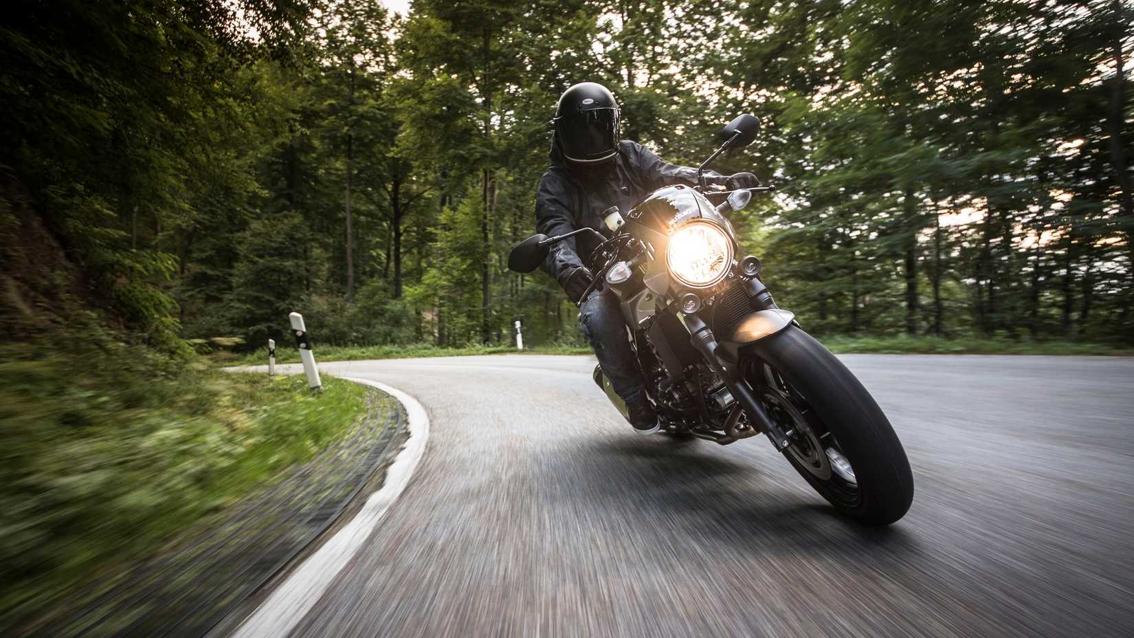Foto de ação frontal do Suzuki SV650X fazendo curvas em uma estrada