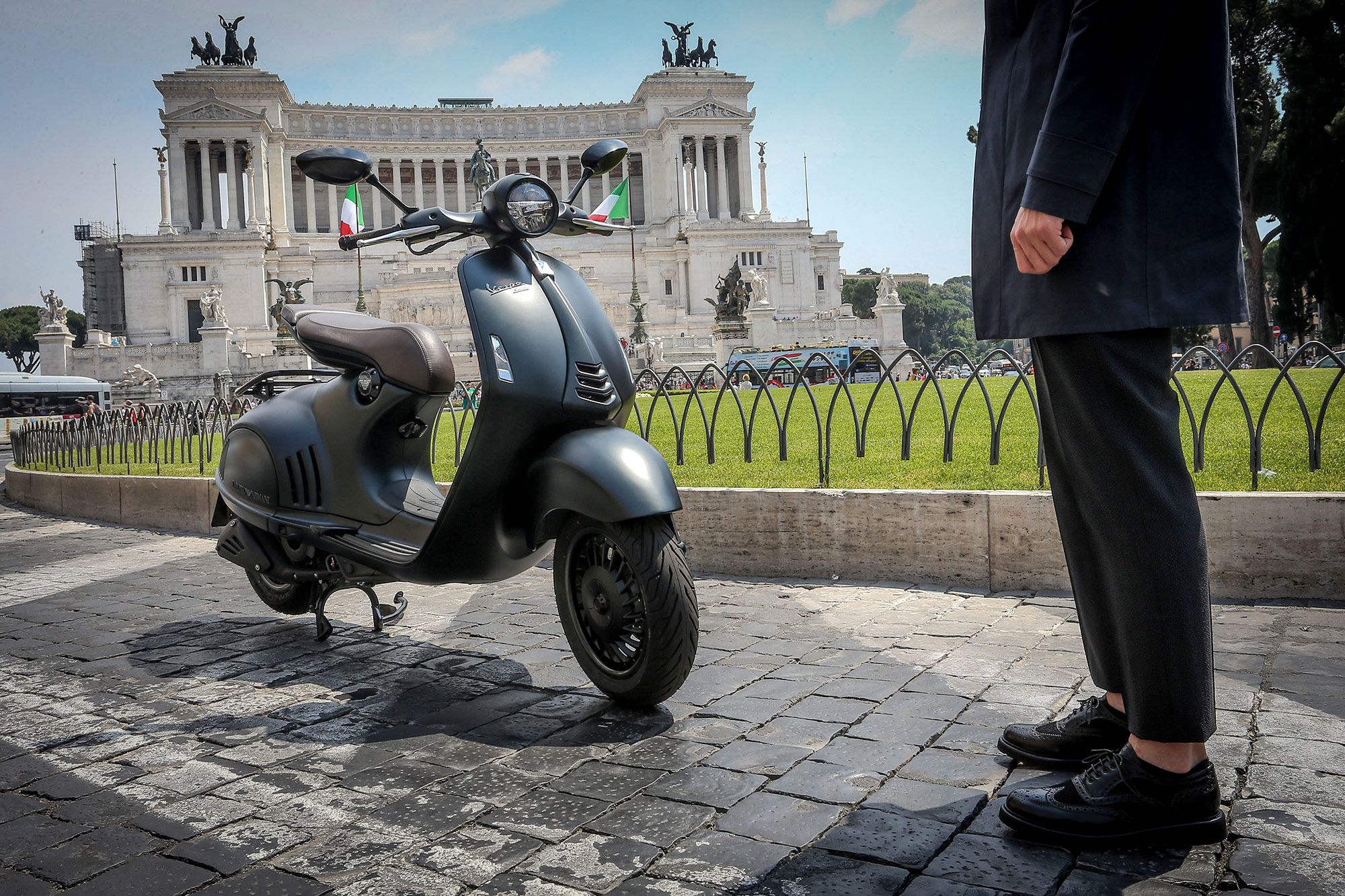 Vespa 946 emporio store armani