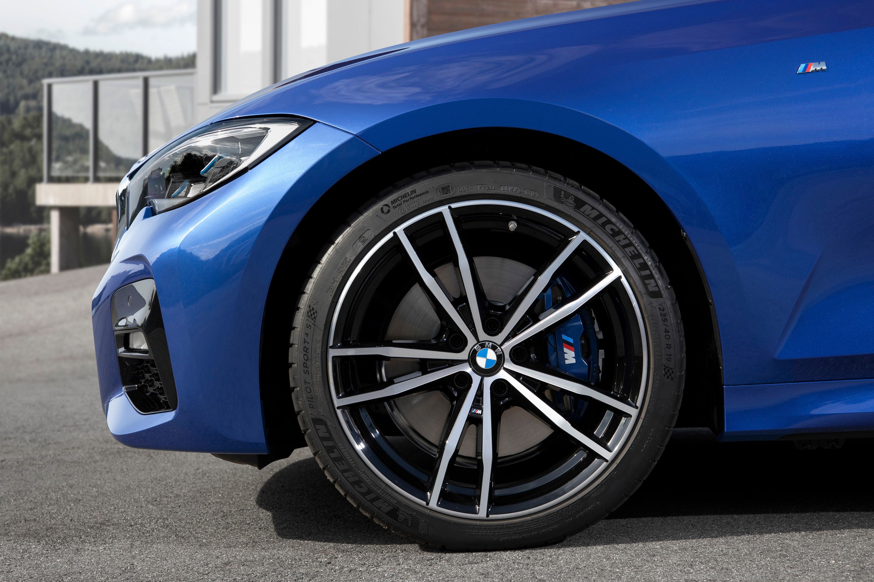 2019 - 2020 Check Out the Self-Aligning Wheel Caps on the 2019 BMW 3 Series