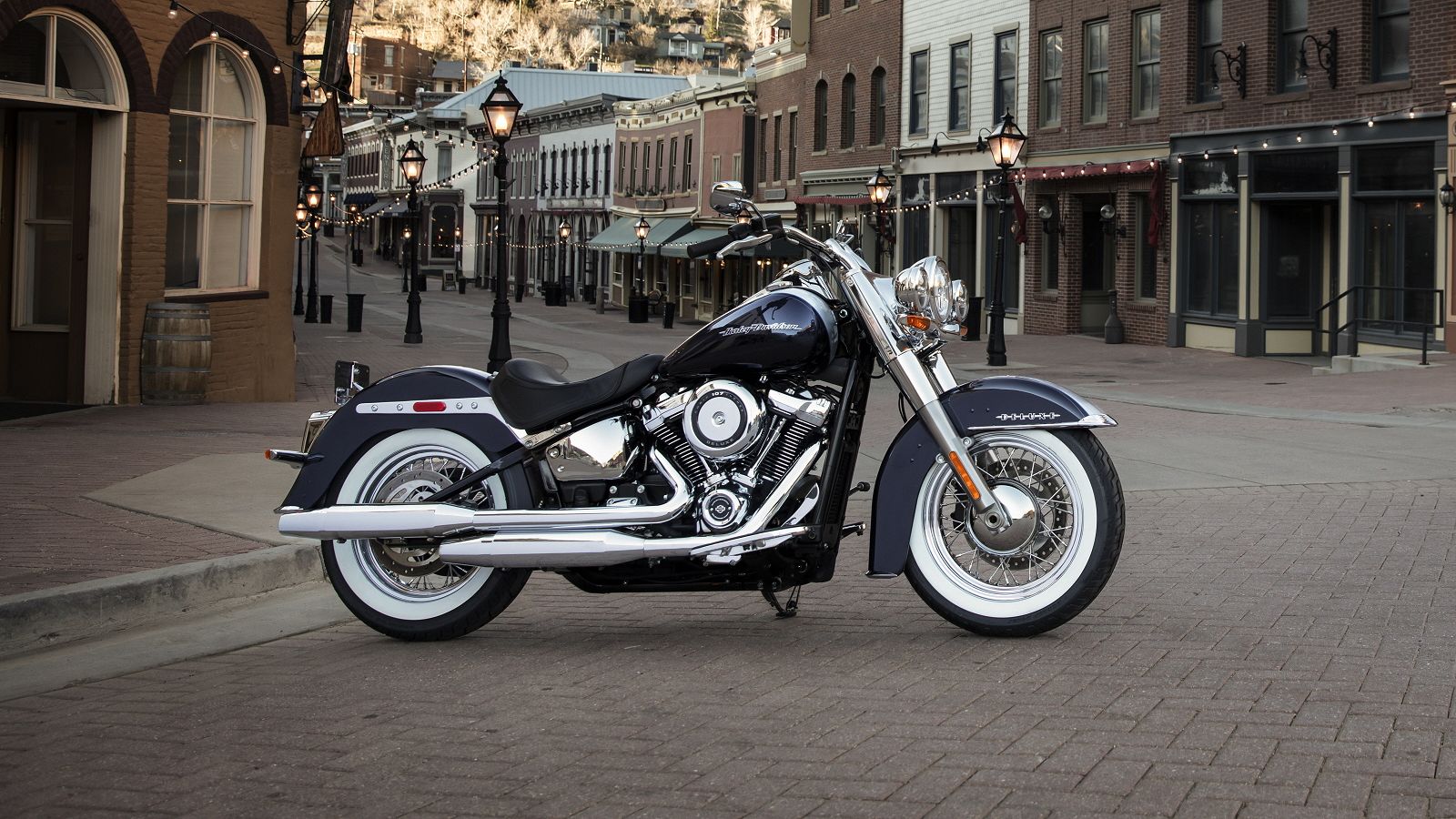 Harley Davidson Softail Deluxe с пассажиром