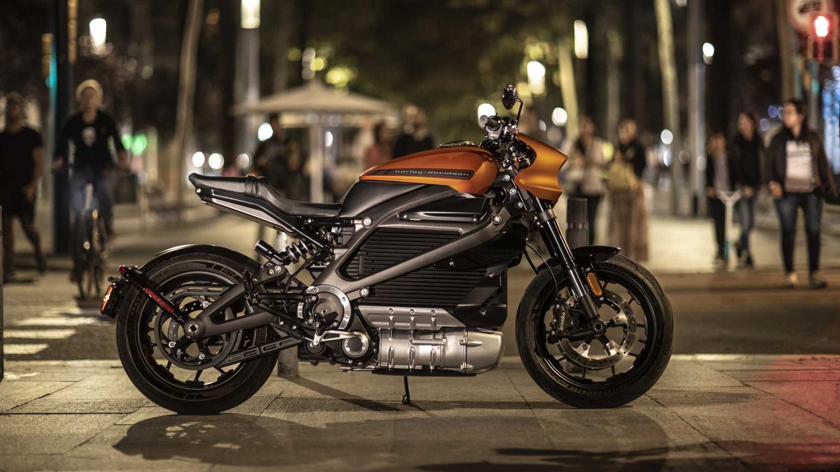 Harley-Davidson LiveWire 2020 filmada à noite estacionada em uma rua movimentada