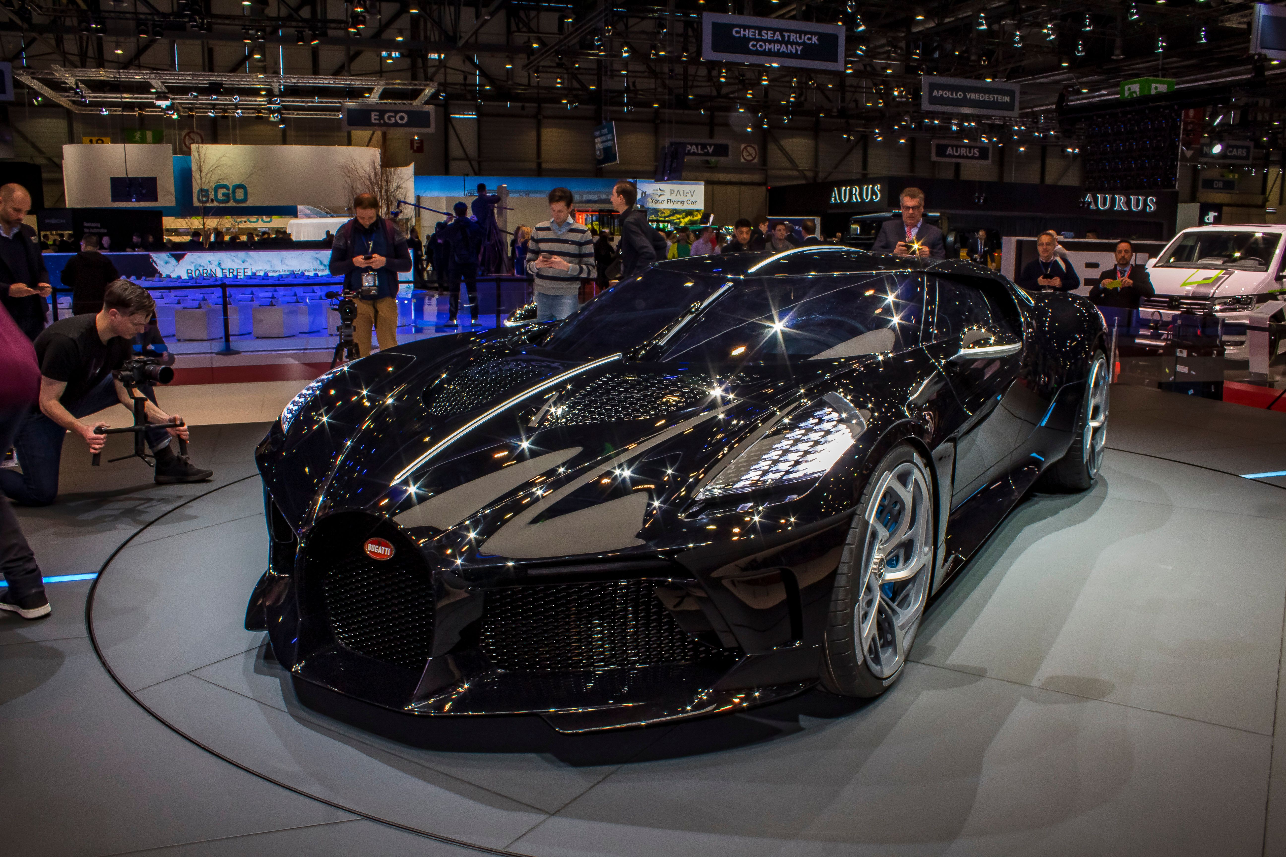 Bugatti new jersey. Бугатти cr7. Bugatti la voiture noire Роналду. Bugatti la voiture noire фото. La voiture noire и Divo.