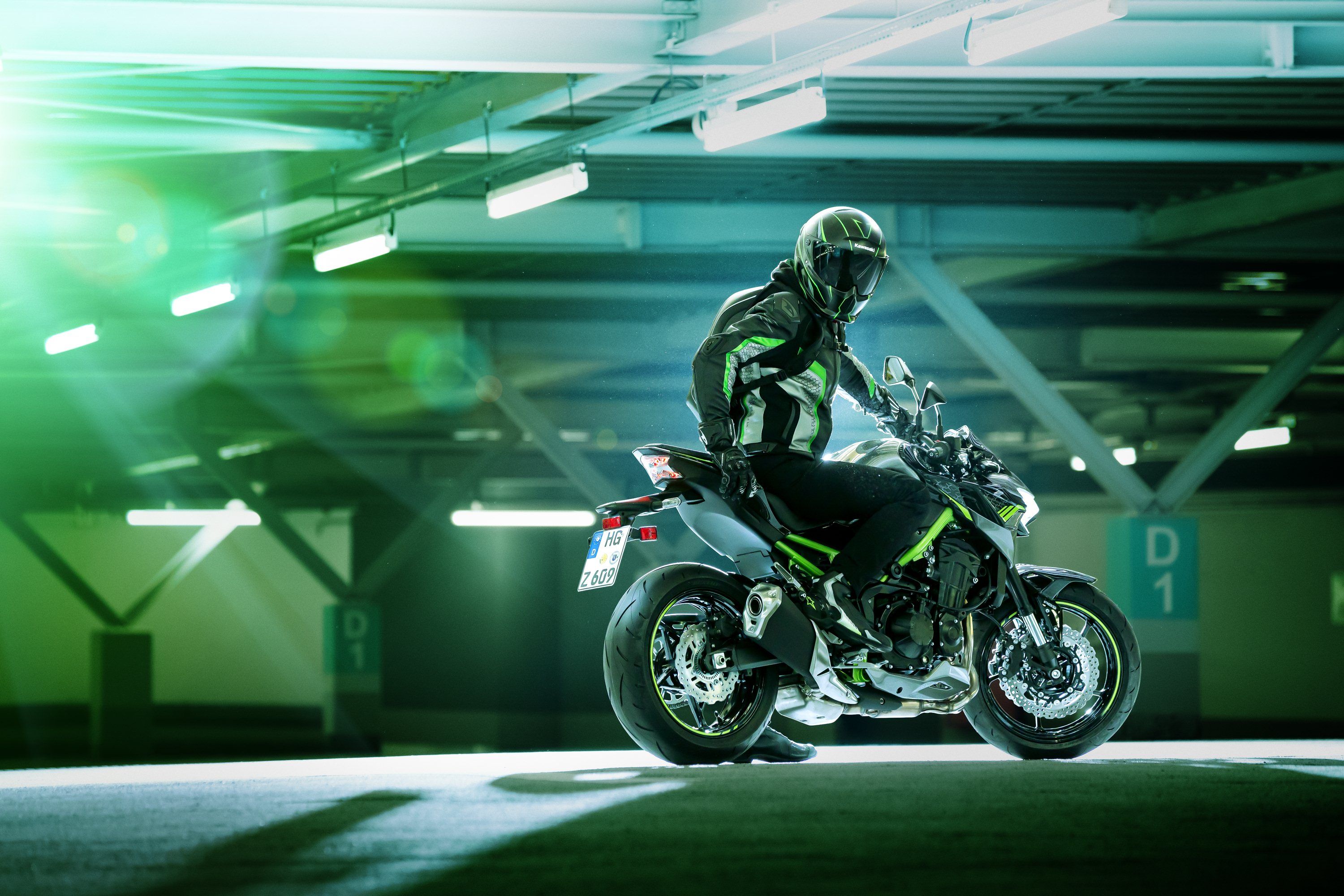 2022 Kawasaki Z900 on street rider dismount