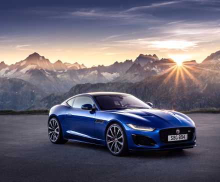 azul Jaguar F-Type Coupe estacionado em um cume