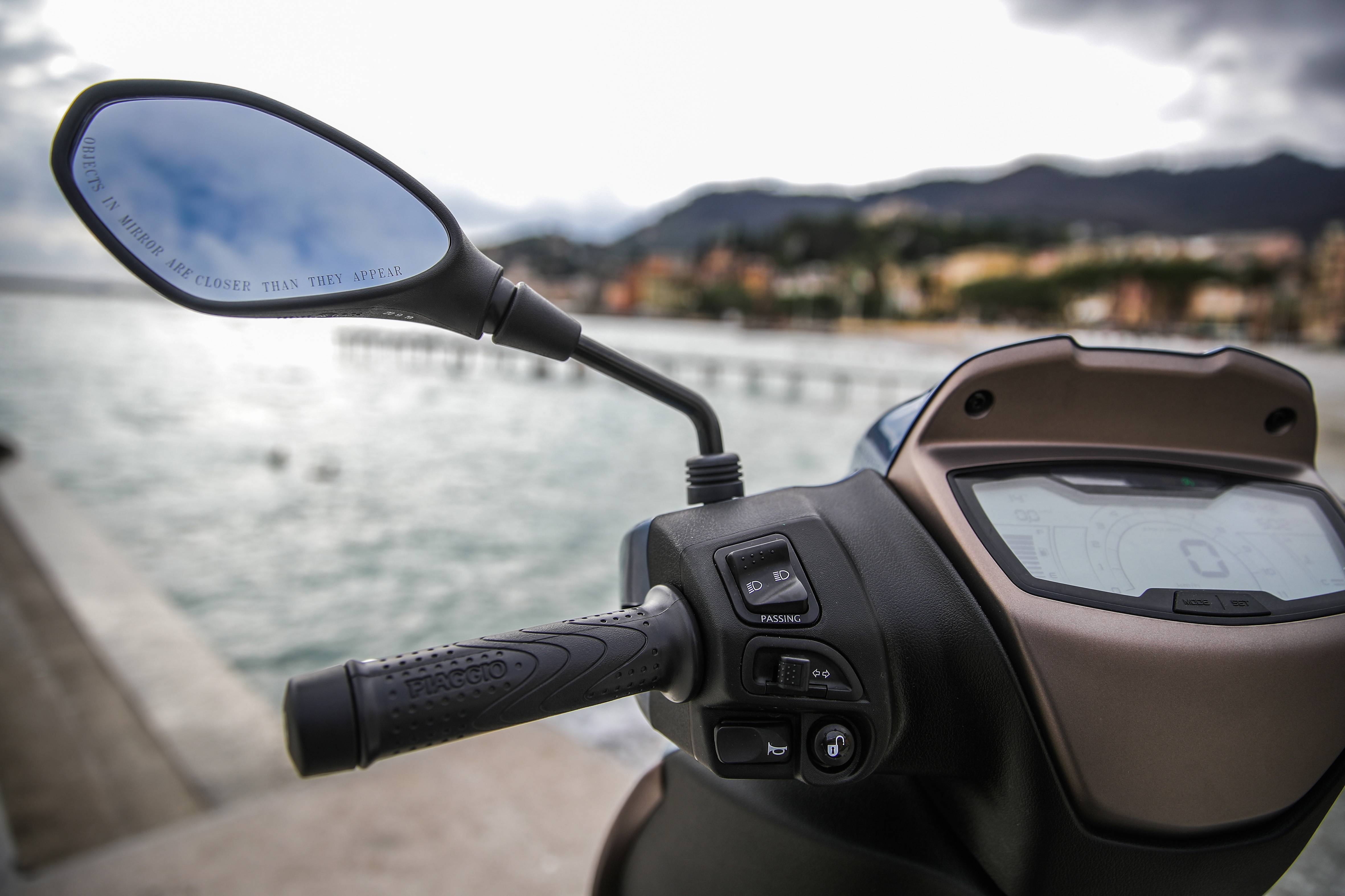 ENLIGMA Moto Spoiler Estensione Clip Regolabile Universale Per Scooter Da Moto Sul Parabrezza Estensione Del Parabrezza Spoiler Deflettore Del Regolabile Con Serratura(Large Smoked