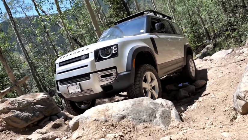 Watch the Old Land Rover Defender Keep Up with the New Defender and ...