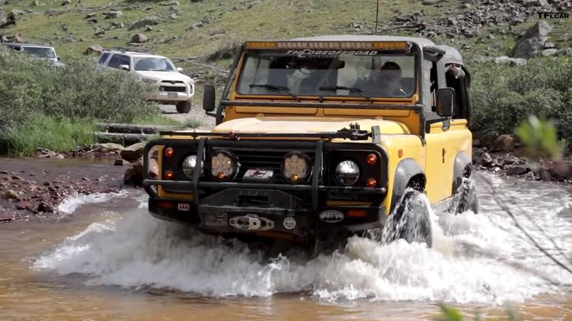 Watch the Old Land Rover Defender Keep Up with the New Defender and ...