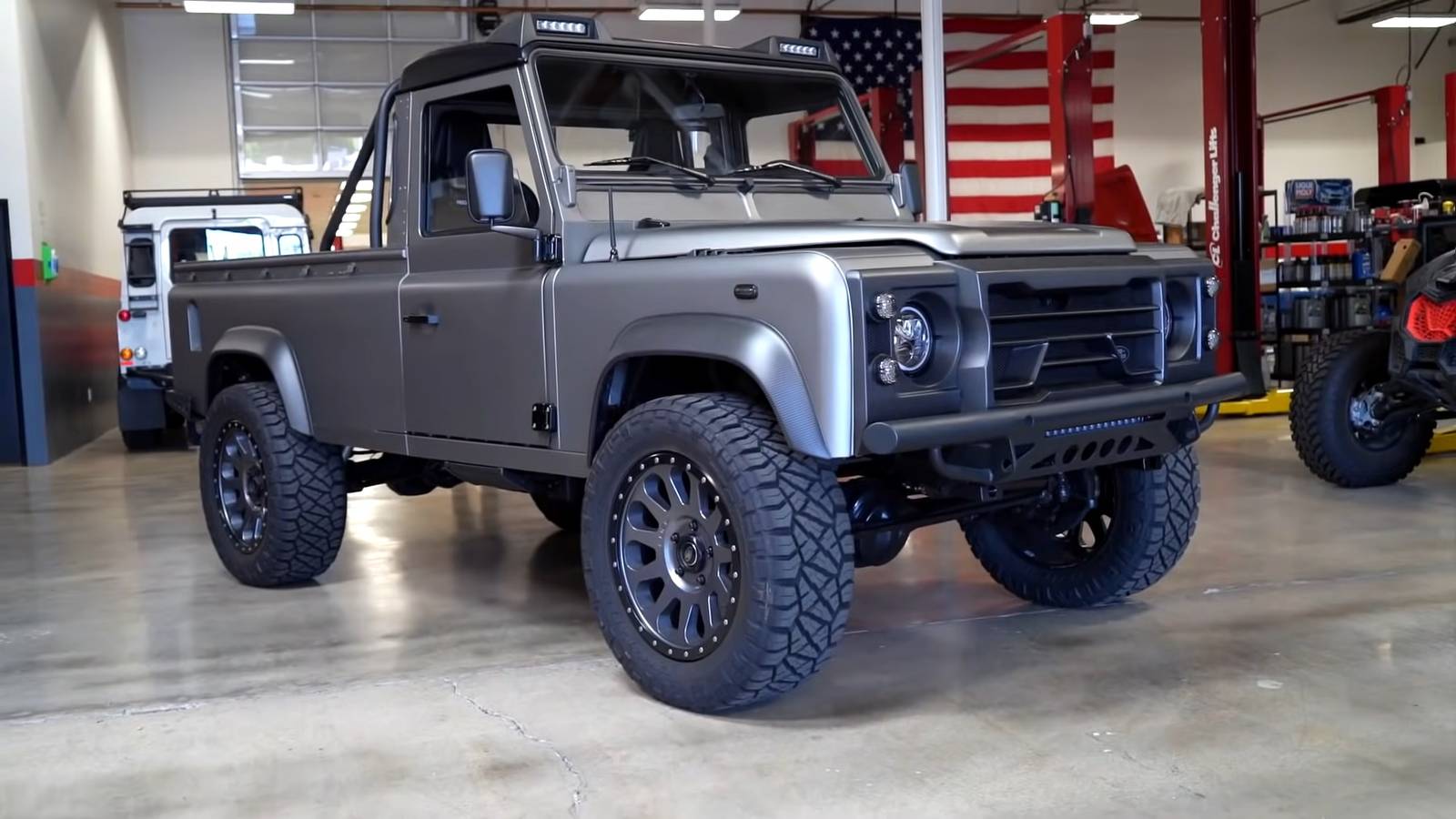 This Land Rover Defender From the ‘80s Has Been Completely Revamped