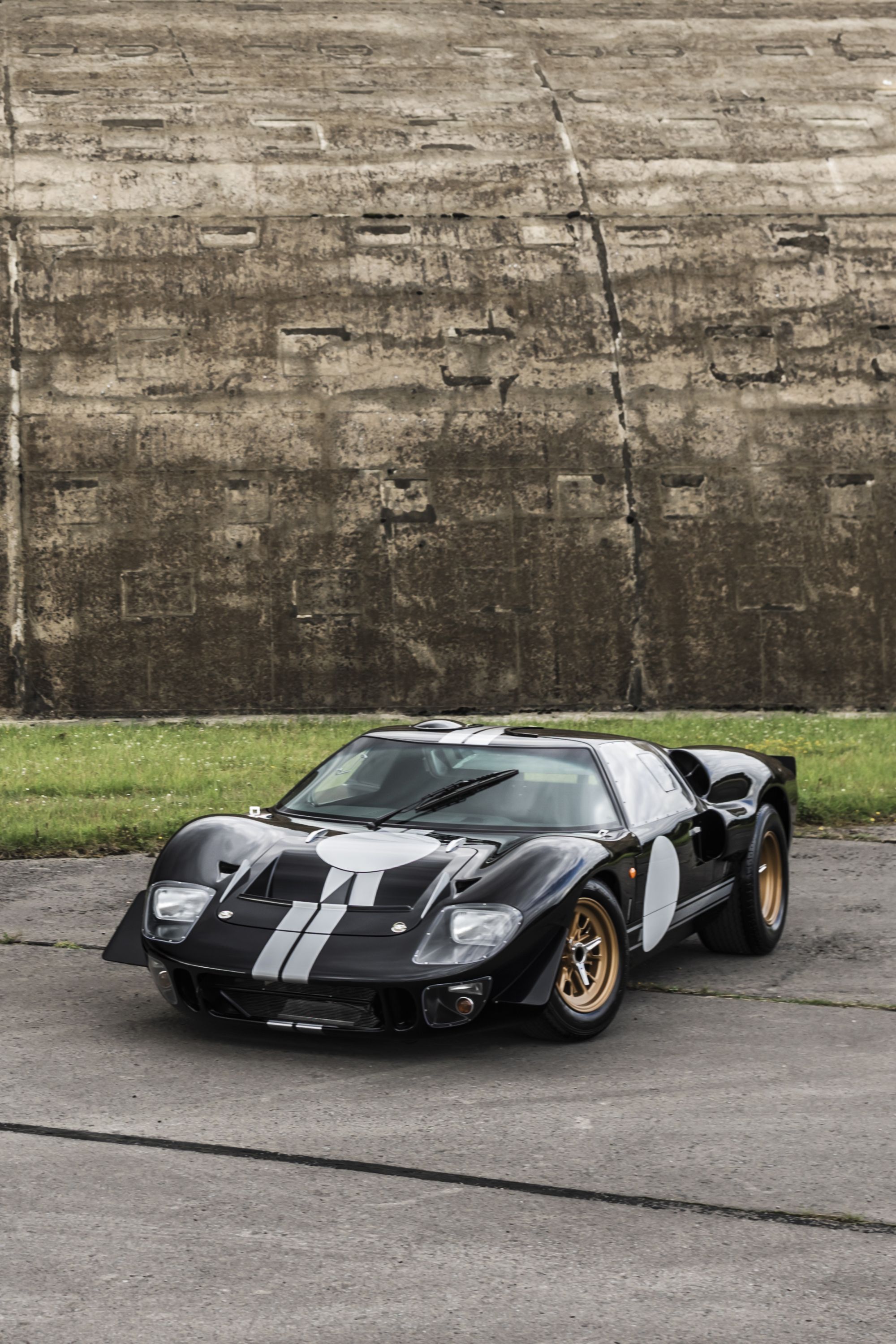 2021 Ford GT40 Electric by Superformance and Everrati