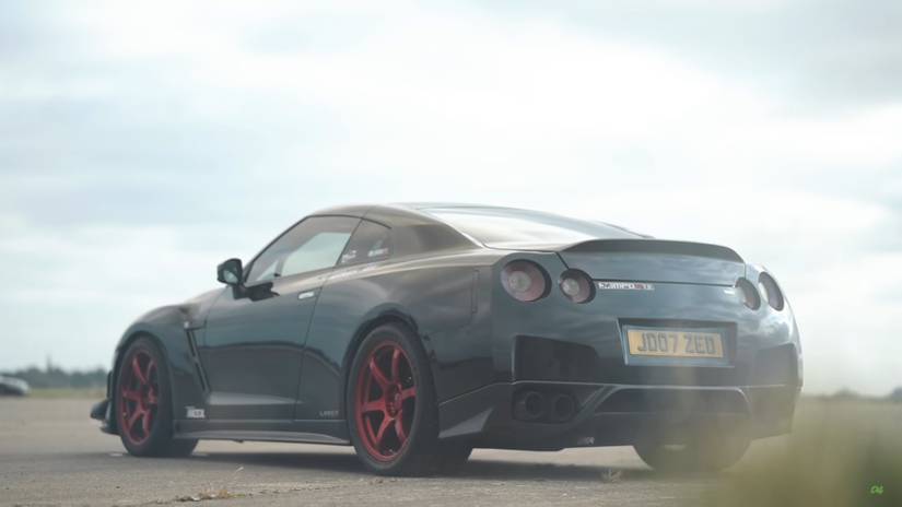 Drag Battle Of The Titans: 1570 HP Nissan GT-R Vs 1600 HP Porsche 911 ...