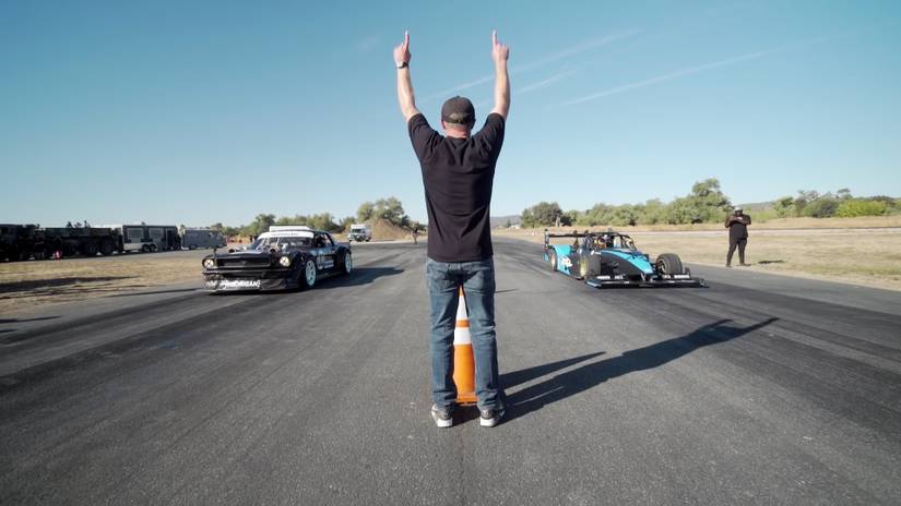 Drag Race: Hoonicorn Races The Super-Lightweight Wolf