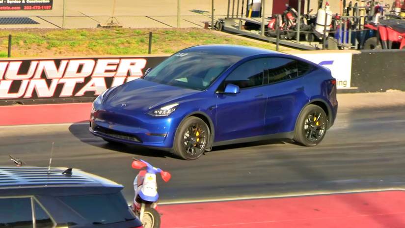 Drag Race: Tesla Model Y vs Sheriff's Explorer
