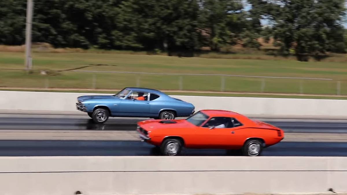 A Super Close Drag Race Between Two Top-Dog Muscle Cars Ends With An ...