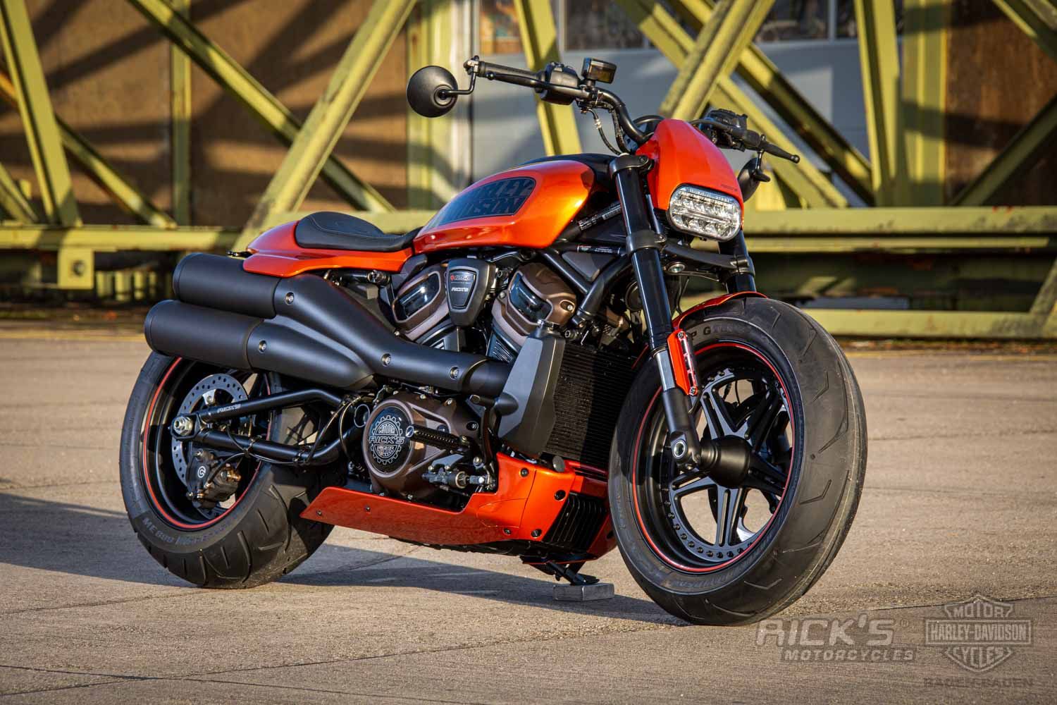 Harley-Davidson V-Rod Beats A Kawasaki Ninja ZX-14R In A Drag Race