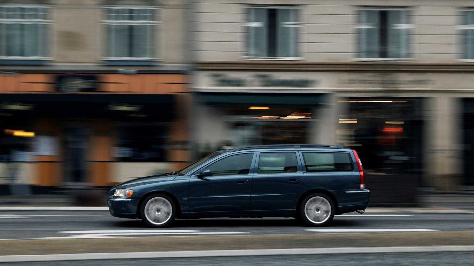 2005 Volvo V70 profile action