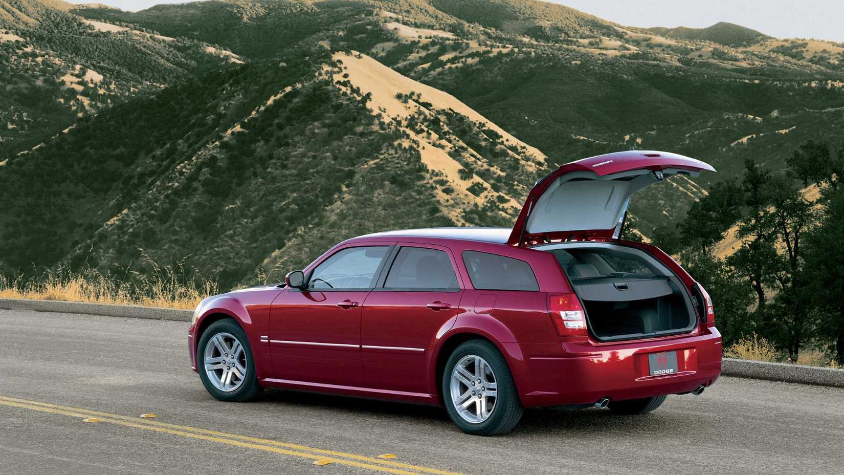 2005 - 2007 Dodge Magnum - rear 3/4 angle parked with trunk open