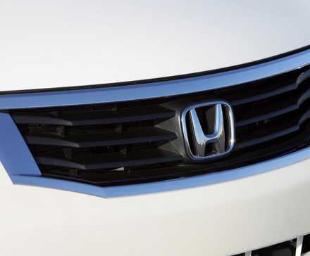 Close-up da grade e do emblema do Honda Accord 2010
