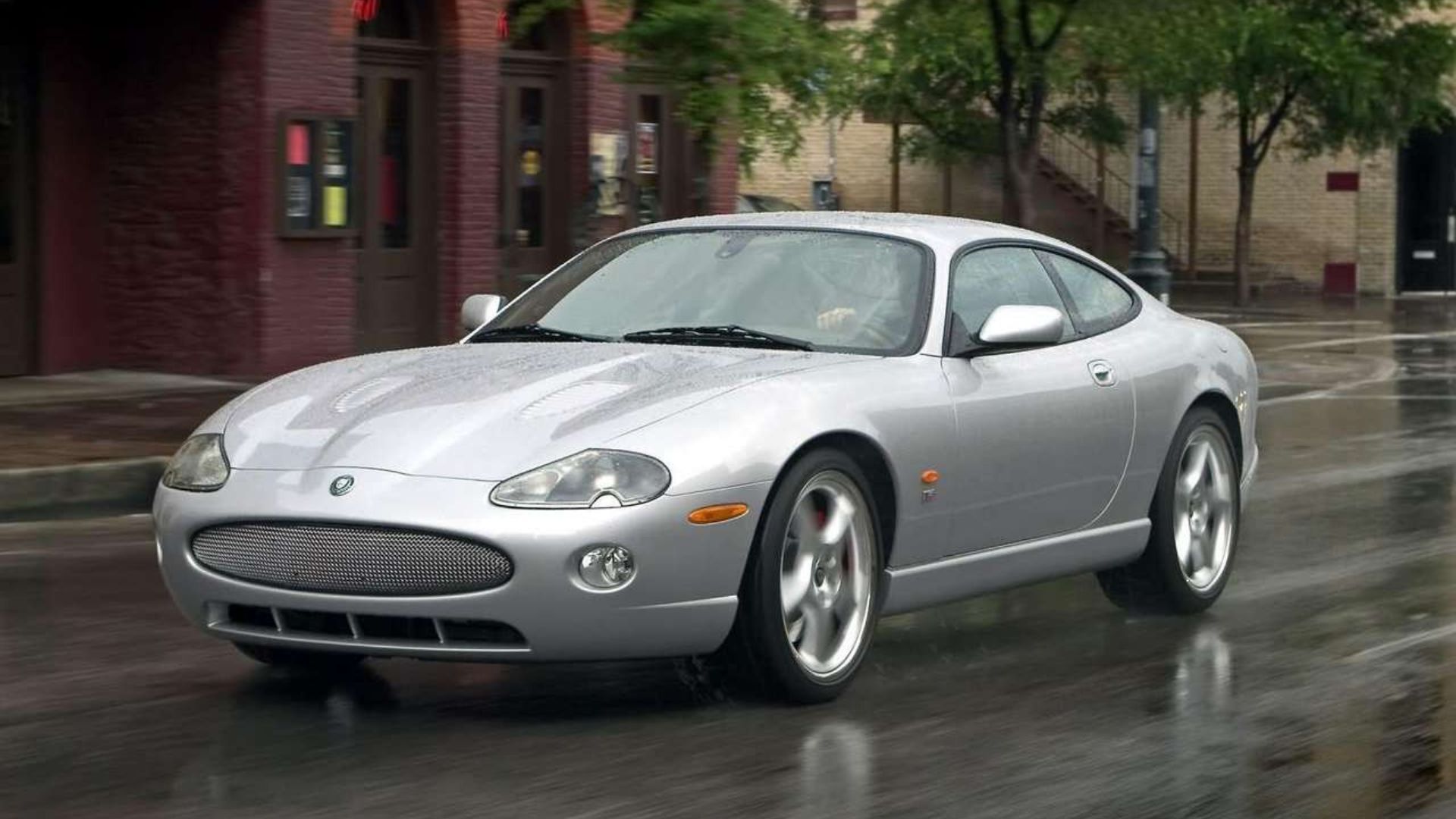 2001-2006-jaguar-xkr-coupe-7.jpg