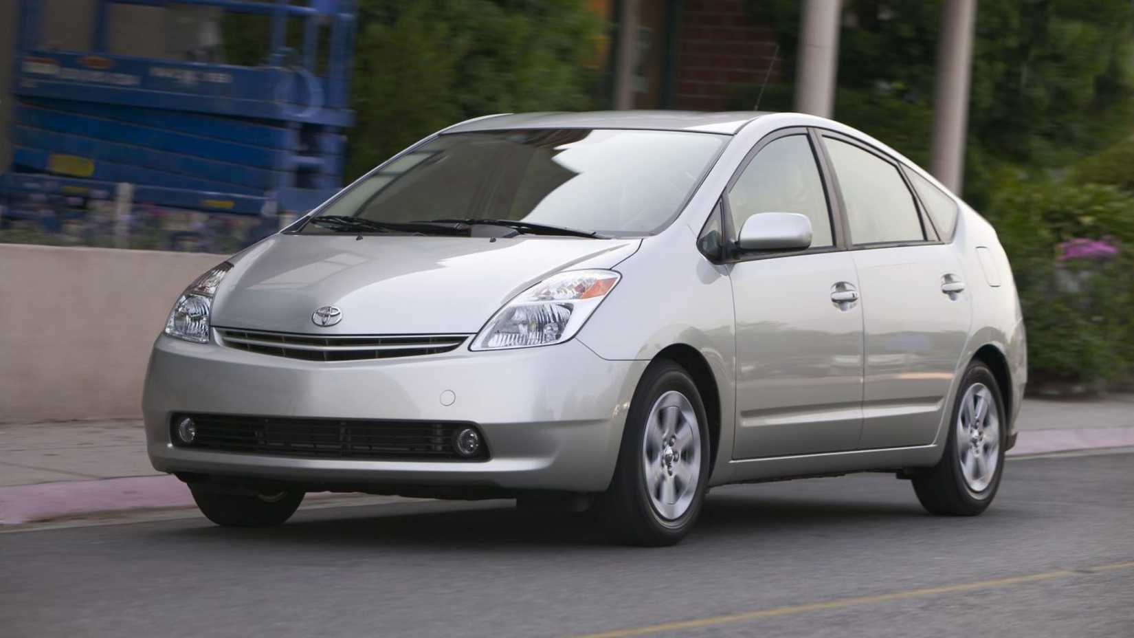 2004-2005-toyota-prius front 3/4 exterior shot