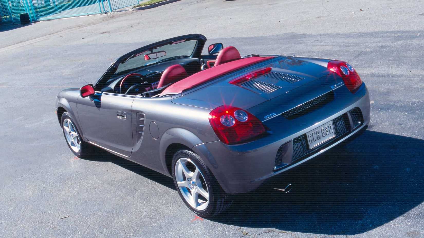 2004_mr2_spyder_01-1.jpg
