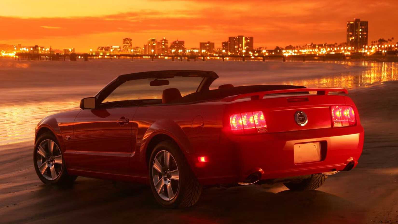2005 - 2009 Ford Mustang GT conversível - perfil traseiro 3/4 estacionado na praia