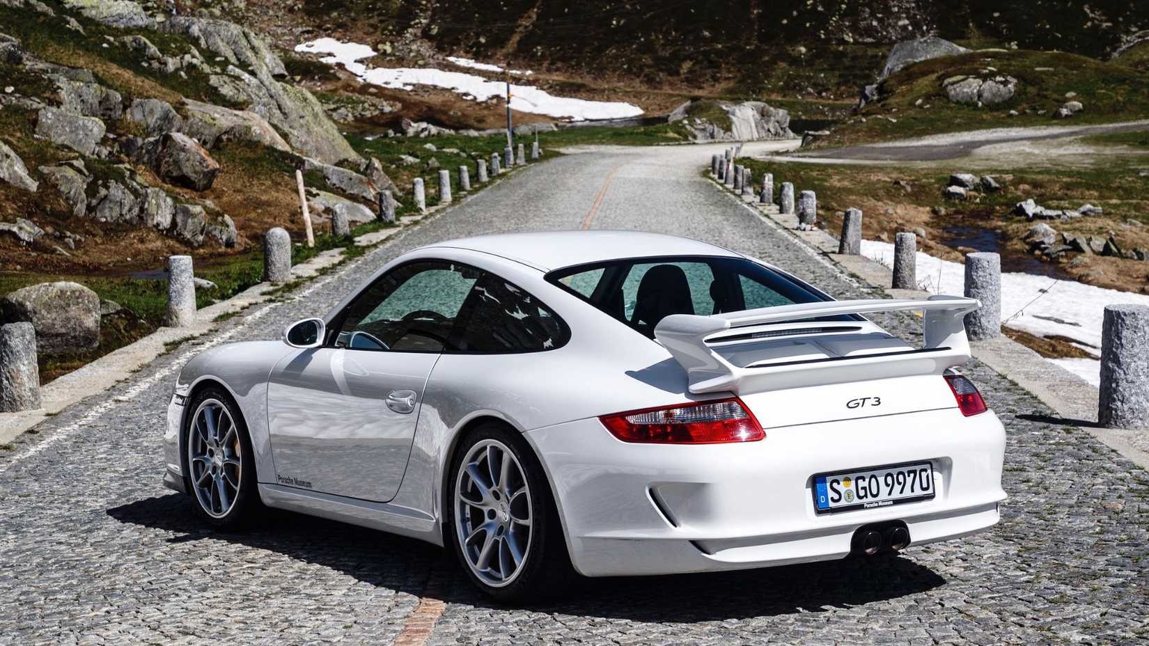 2007-2008-porsche-911-gt3-997-1-rear-3_4-1.jpg