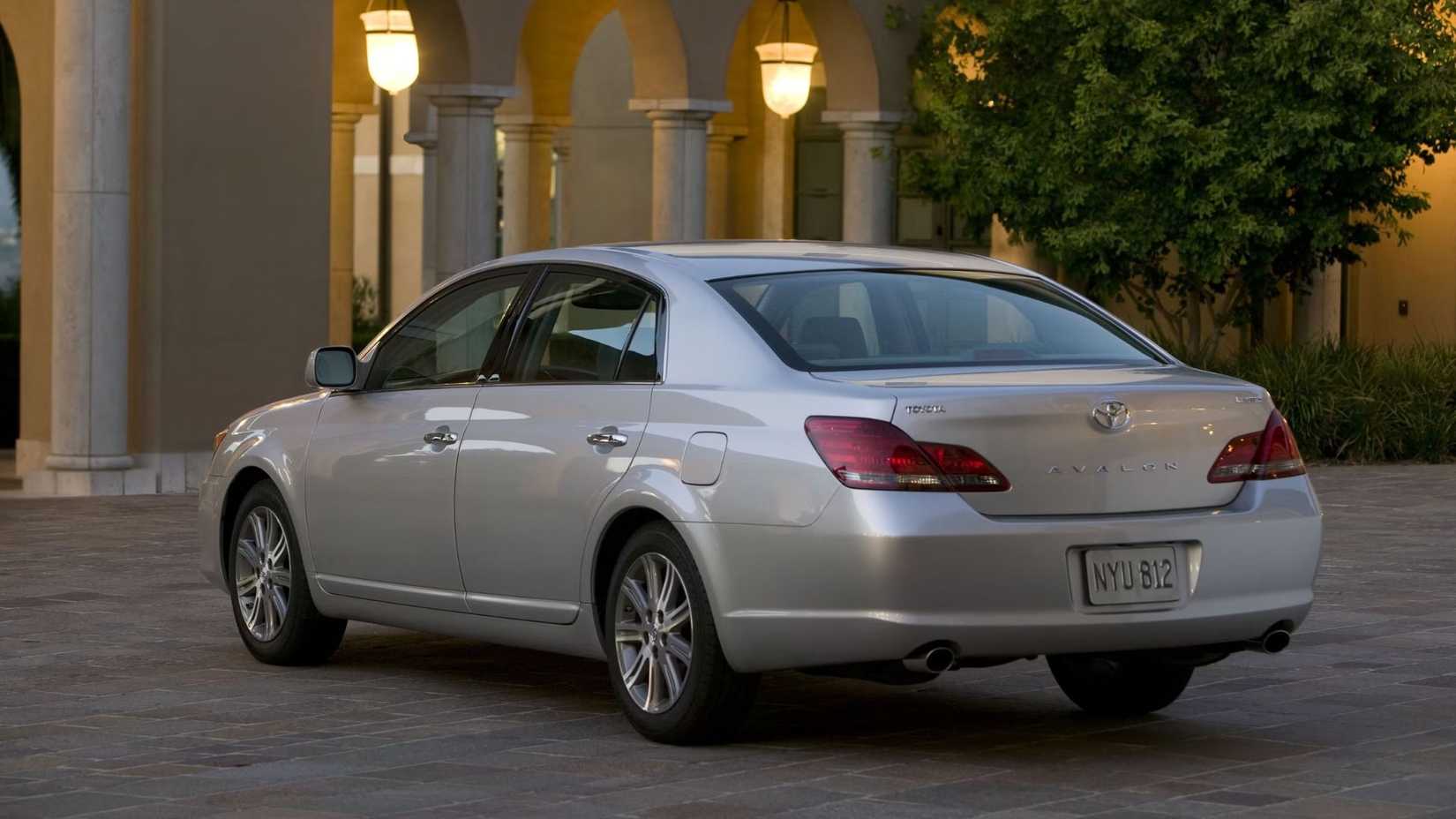 2008-2010 Toyota Avalon Sedan Parked Rear 3/4 Shot