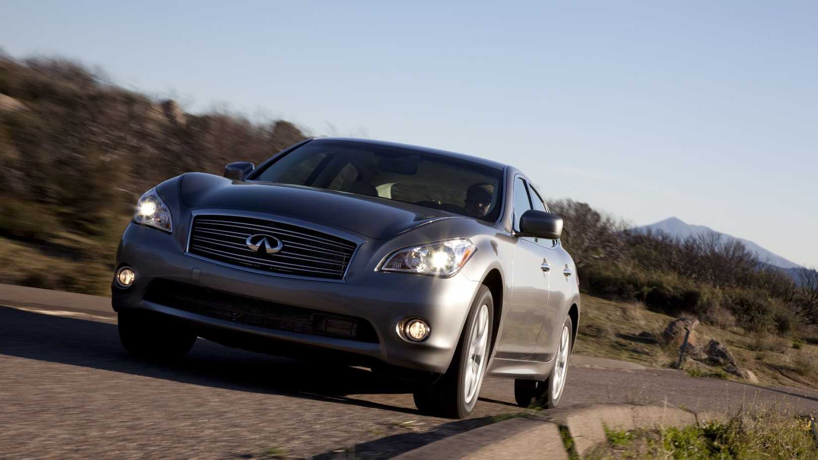 2011-2013-infiniti-m56-driving-3.jpg