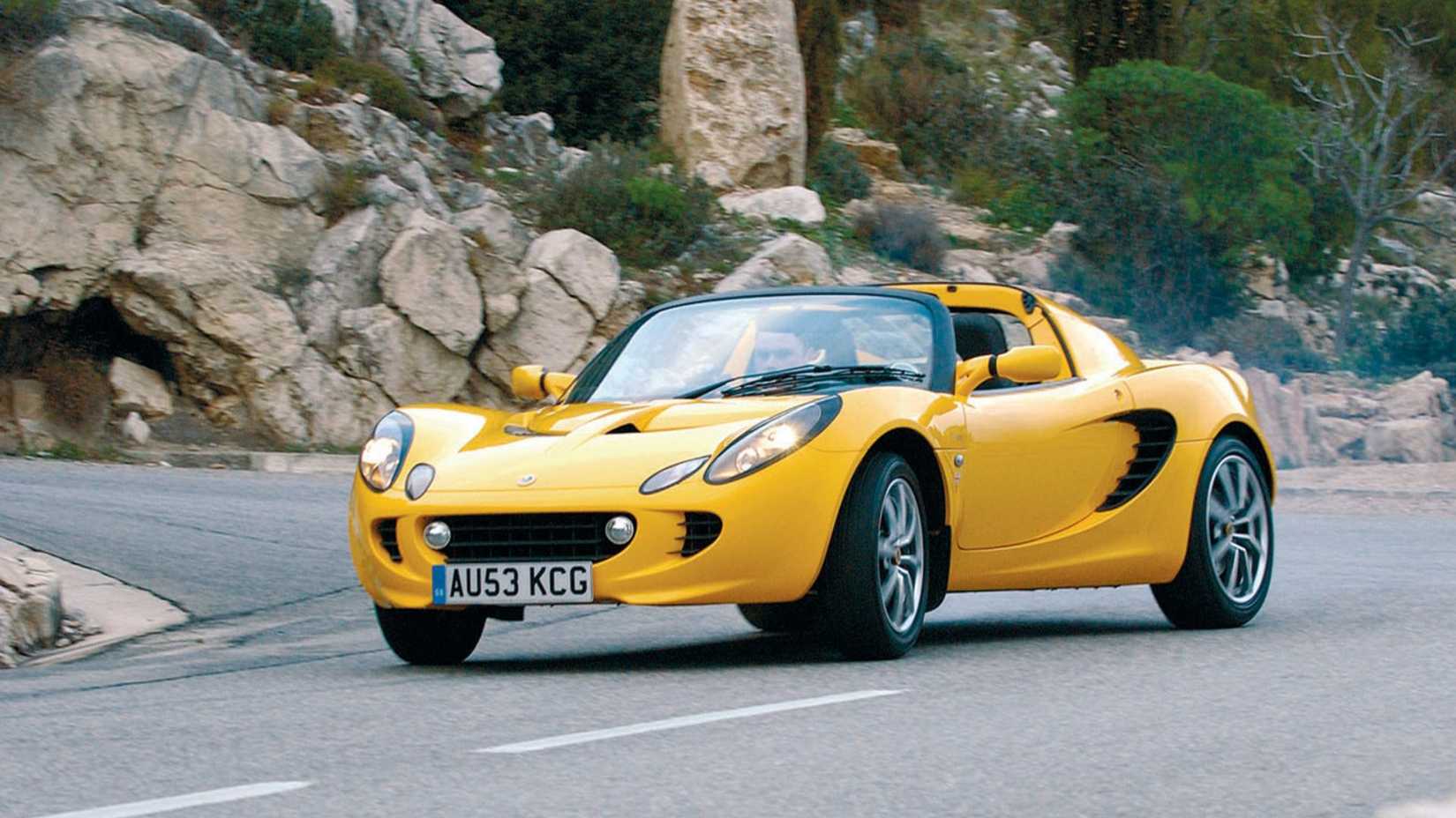 Um Lotus Elise amarelo solta fumaça ao virar uma esquina