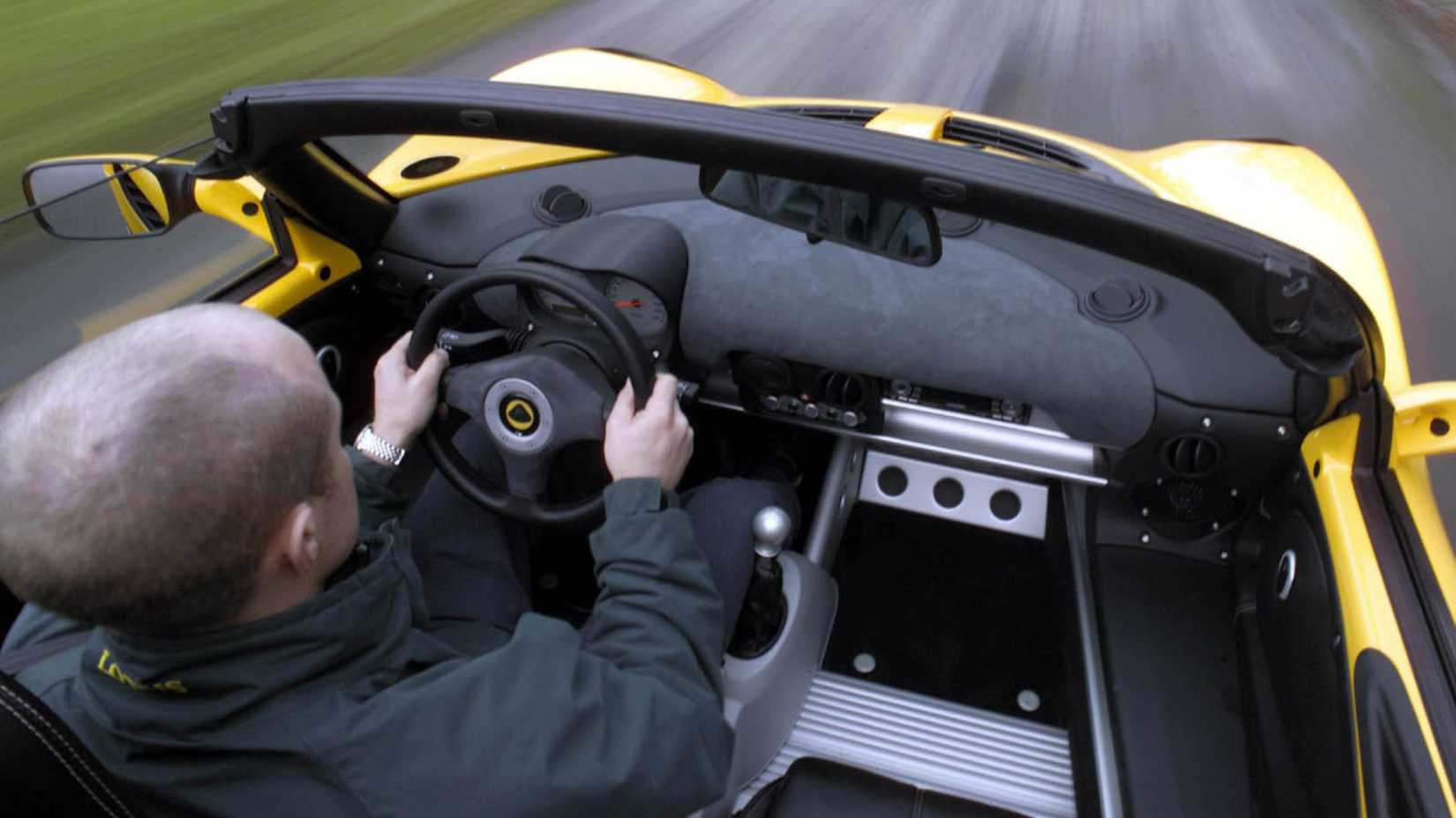 Um Lotus Elise Série 2 com um driver visto de cima