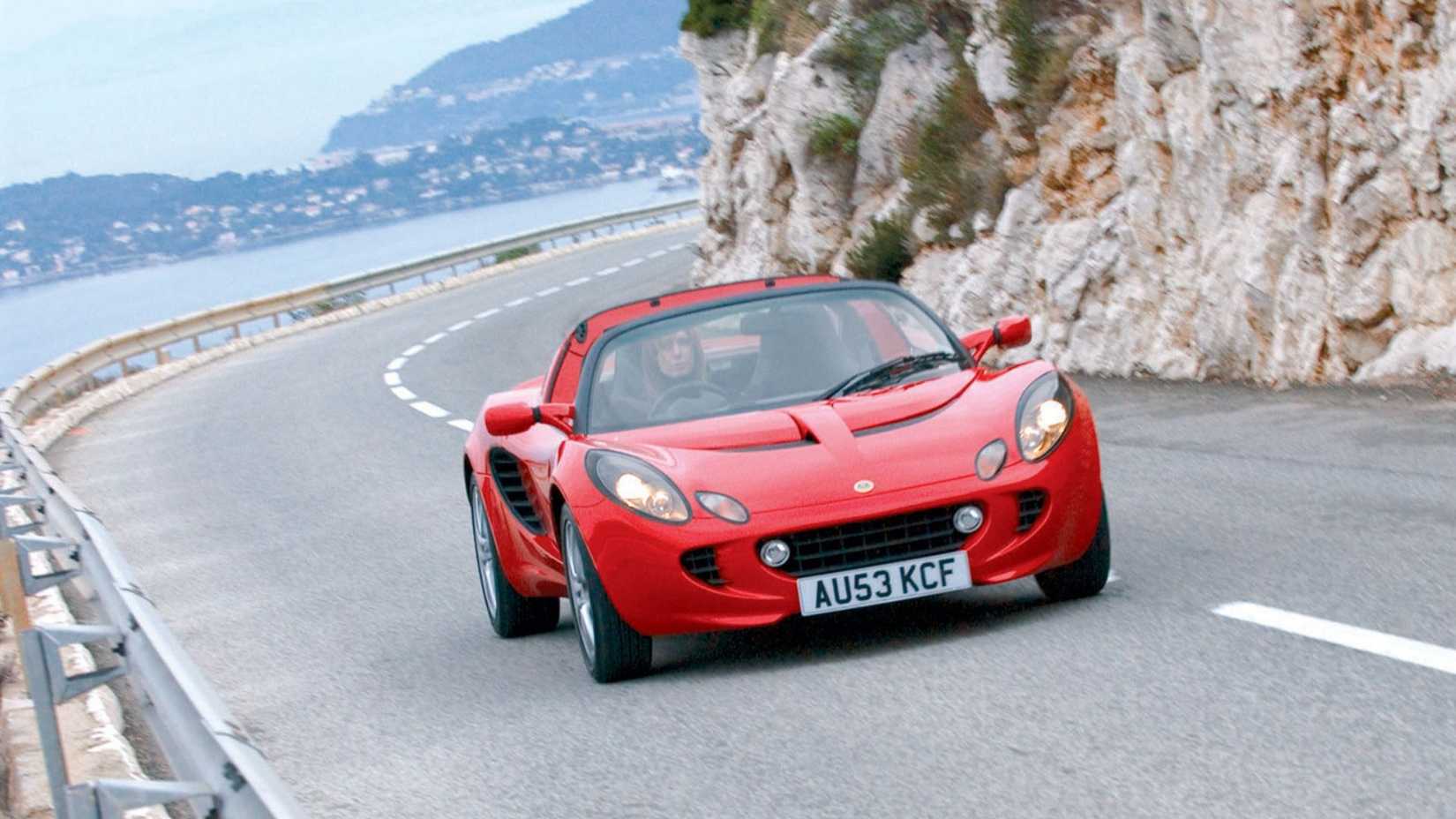 Um Lotus Elise Série 2 dirigindo em uma curva em uma estrada costeira montanhosa