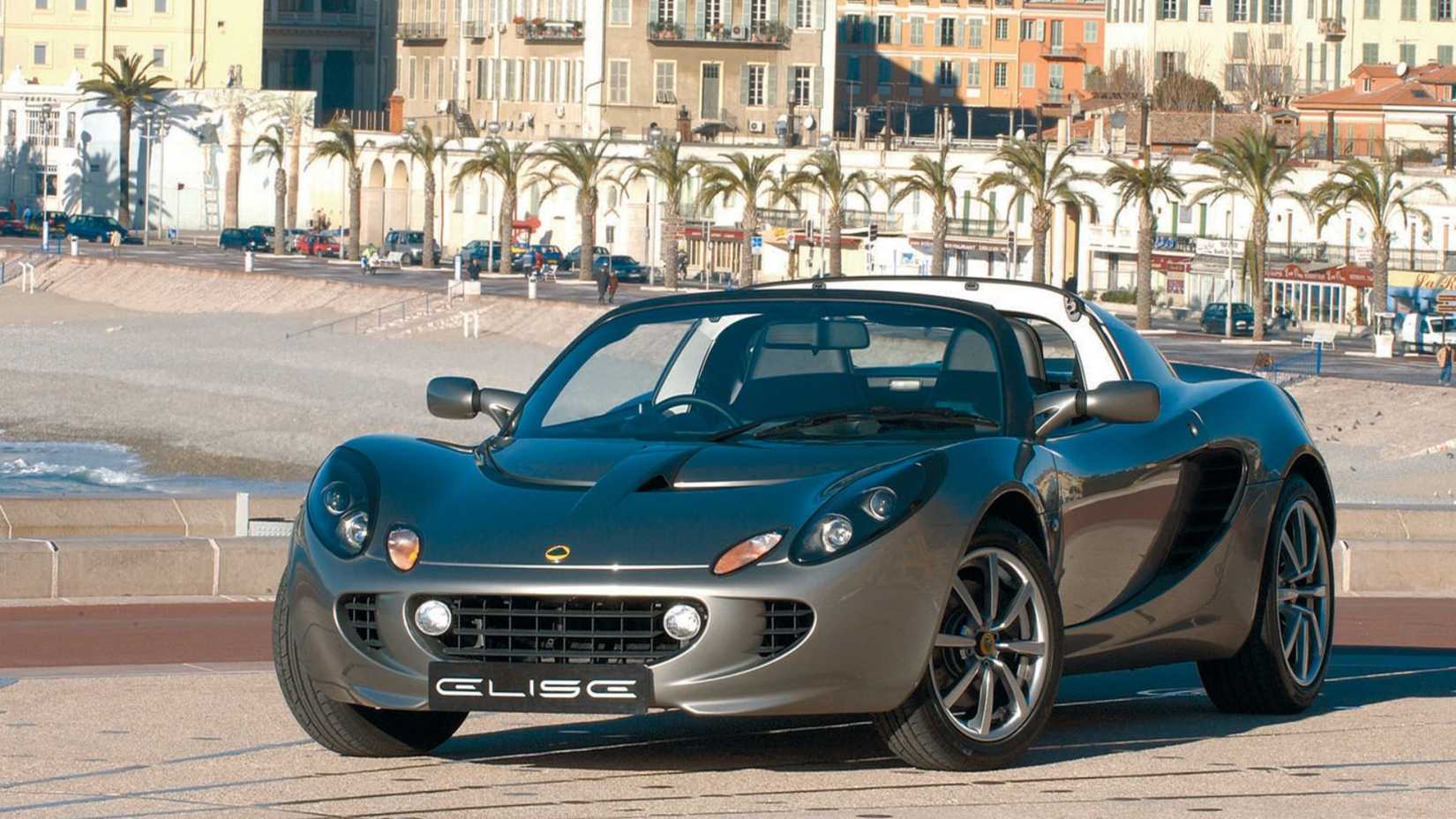 Um Lotus Elise Série 2 estacionado perto de um porto sob o sol