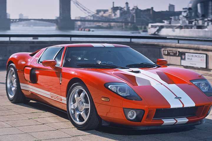 2005 - 2006 Ford GT - front 3/4 angle