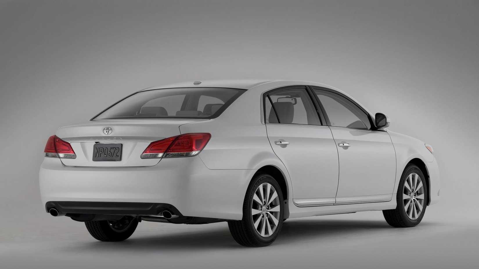 2011-2012 Toyota Avalon Rear 3/4 Studio Shot
