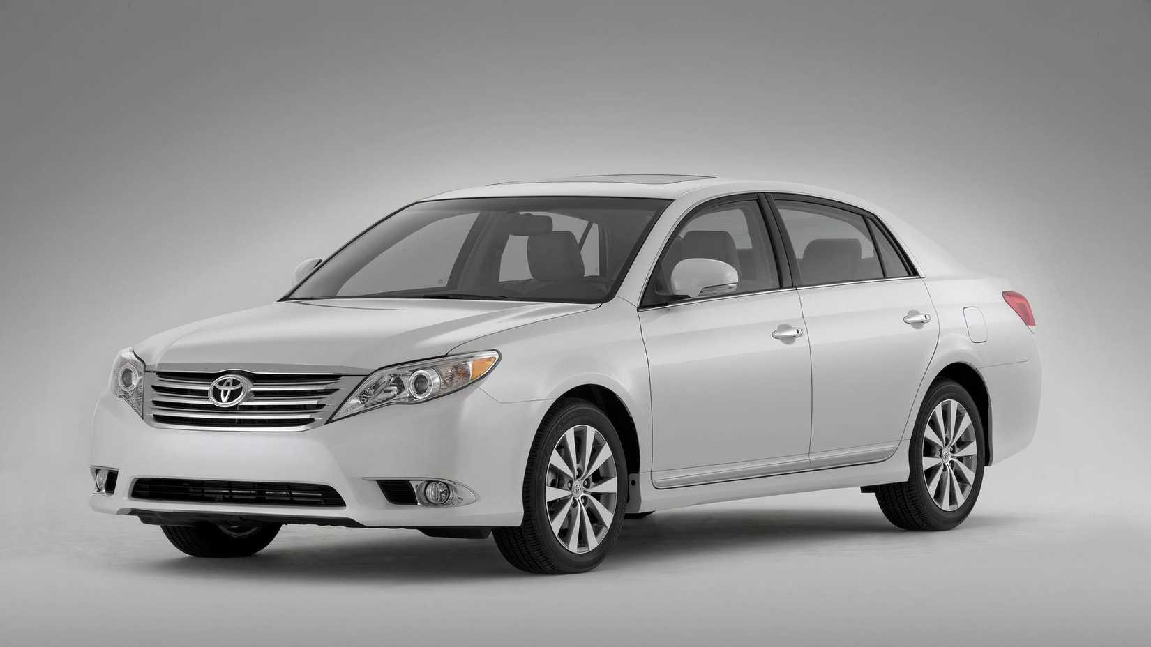 2011-2012 Toyota Avalon front 3/4 shot parked in the studio