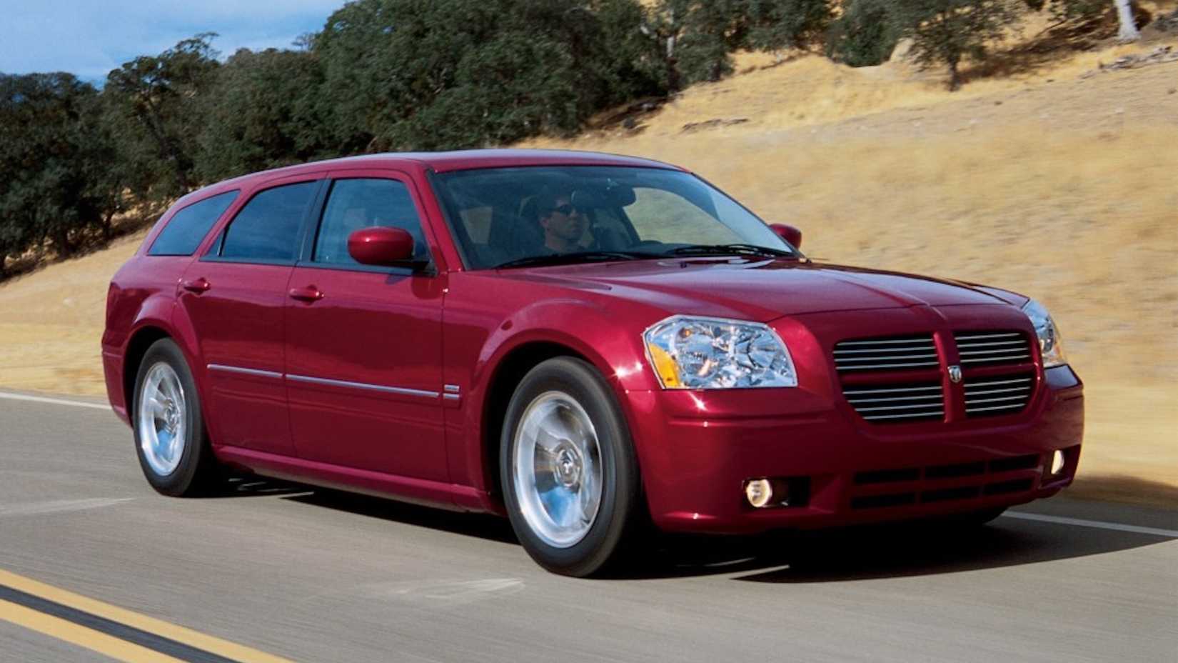 2006 - 2007 Dodge Magnum SRT8 - front 3/4 angle driving on the road