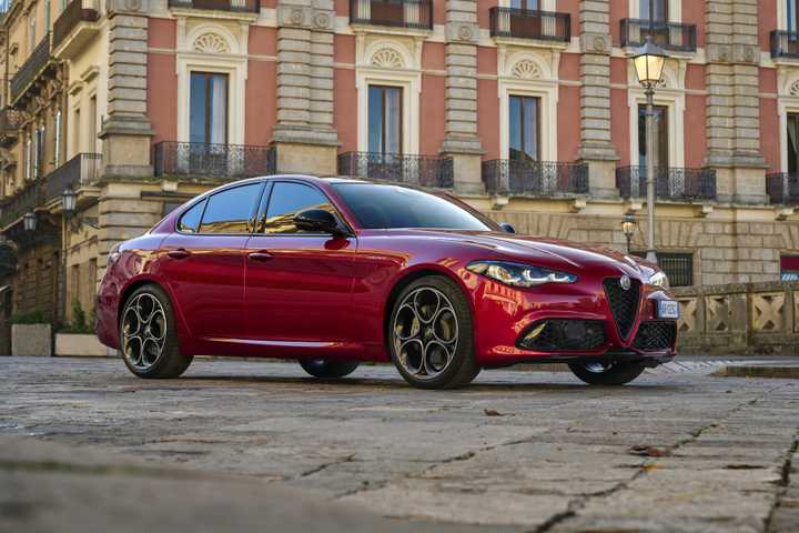 2024 Alfa Romeo Giulia front 3/4