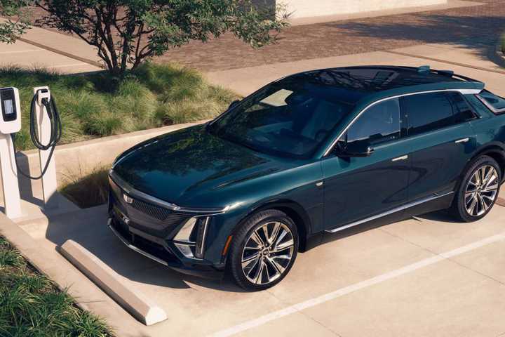 2023-2025-cadillac-lyriq-32.jpg