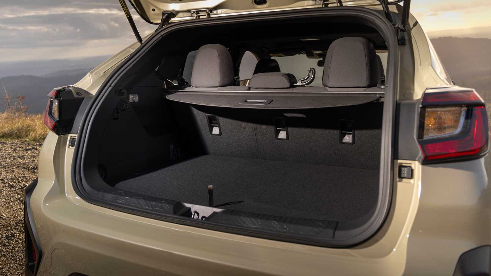 Espaço de carga atrás da segunda fila do Subaru Crosstrek Hybrid 2026