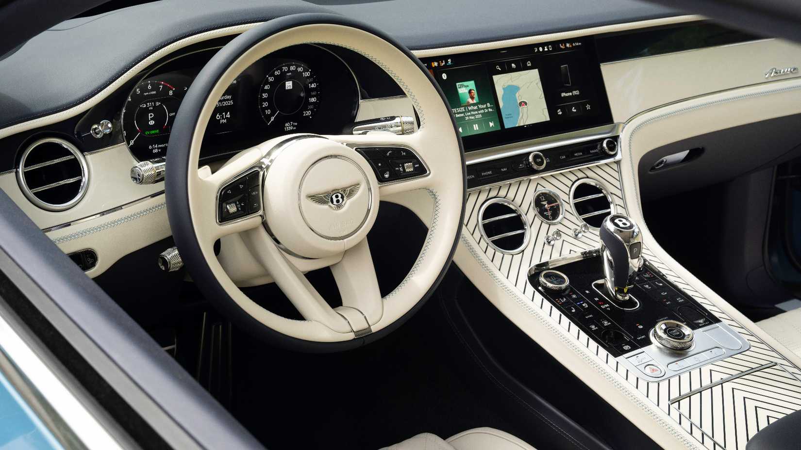 cropped-15-pcg-interior-features-pinstripe-to-console.jpg