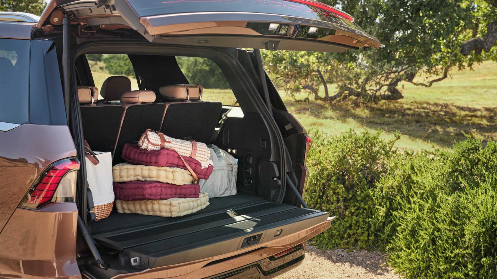 2025 Lincoln Navigator Black Label's split tailgate in action