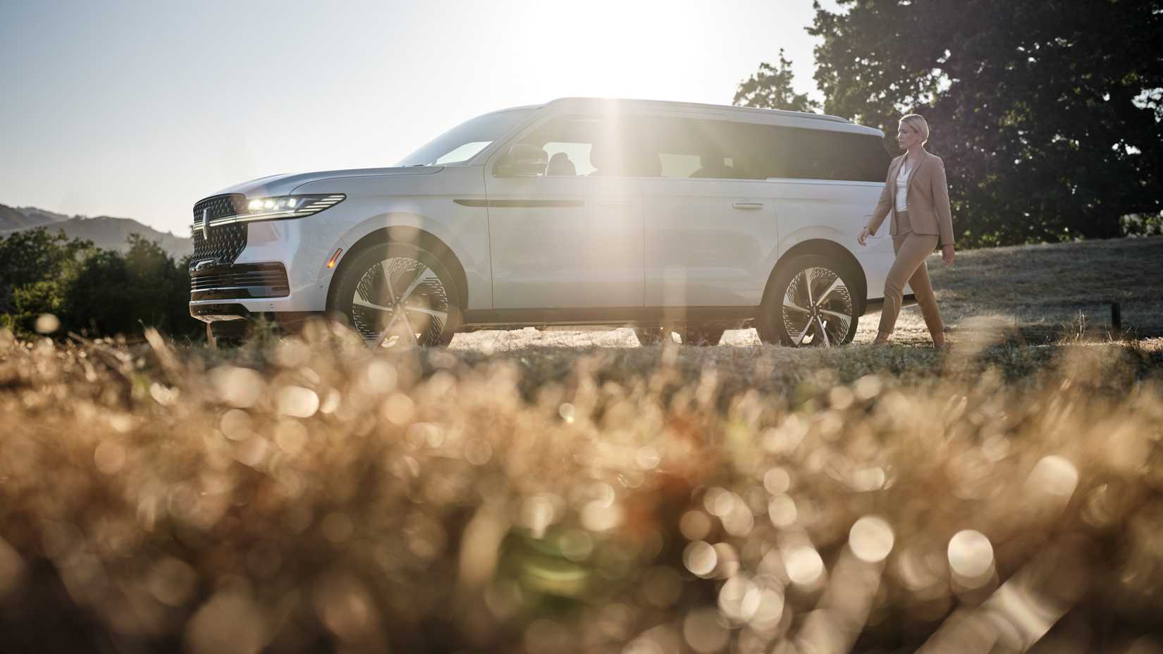 A dramatic shot of the 2025 Lincoln Navigator L Black Label
