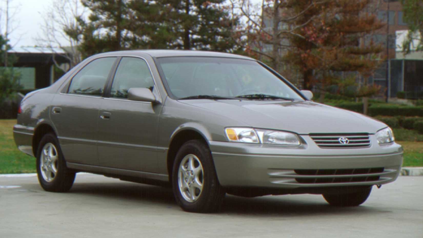 Front shot of a 1997 - 2001 Toyota Camry parked in a lot