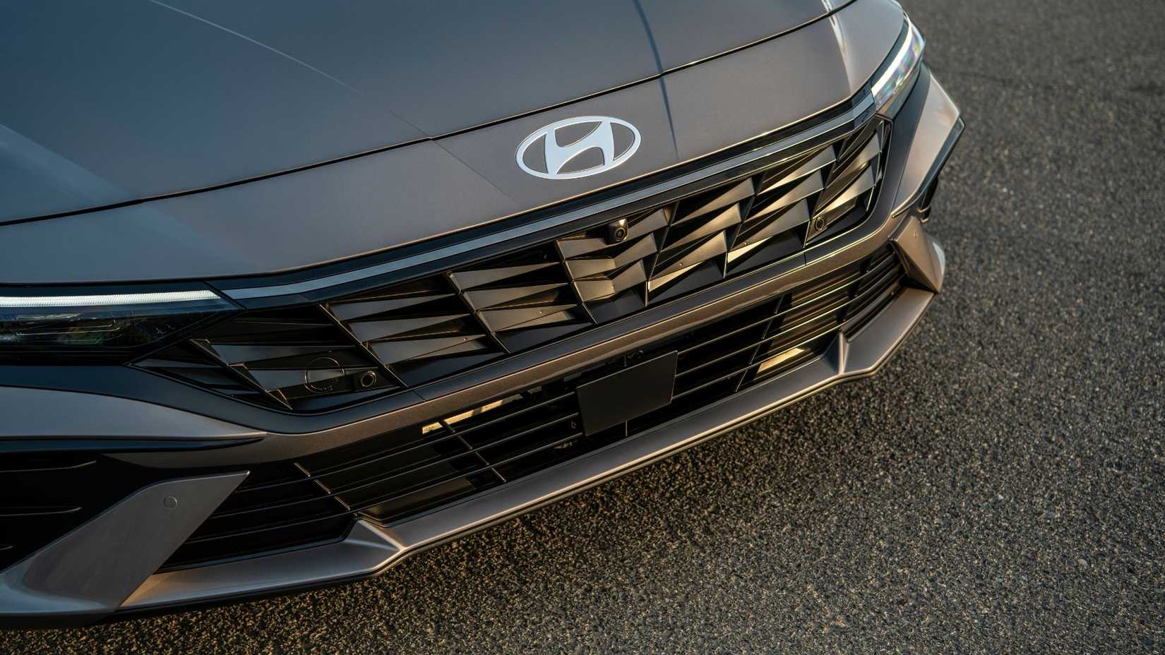 2025 Hyundai Elantra hood